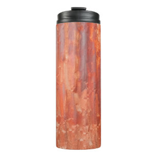 Oude zinkachtergrond in  stijl. Rustwand Thermosbeker