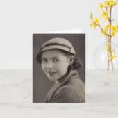 Oude zwart-witte foto van mooie jaren '30dame kaart (Gele Bloem)
