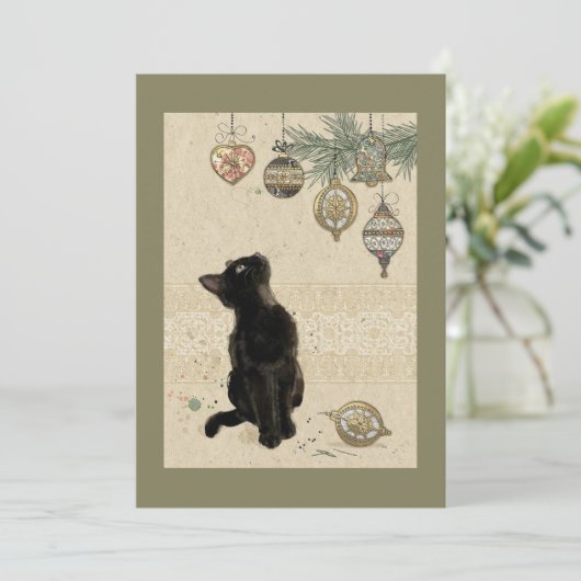 Oude zwarte kat die versieringen bekijkt feestdagenkaart (Staand voorkant)