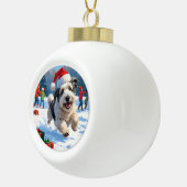 Oudengelse herdershond die rent in het Pet van Sno Keramische Bal Ornament (Rechts)