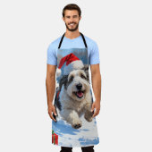 Oudengelse herdershond die rent in het Pet van Sno Schort (Gedragen)