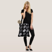 Ouder blad groot patroon zwart wit grijs tote bag (Op model)