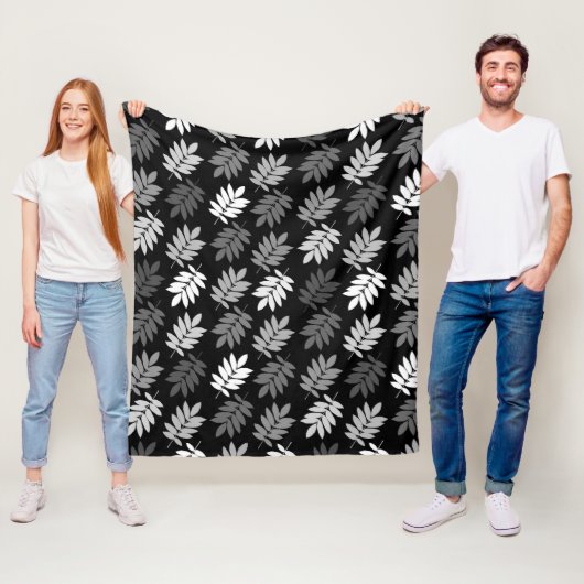 Ouder bladpatroon zwart wit grijs fleece deken (In situ)