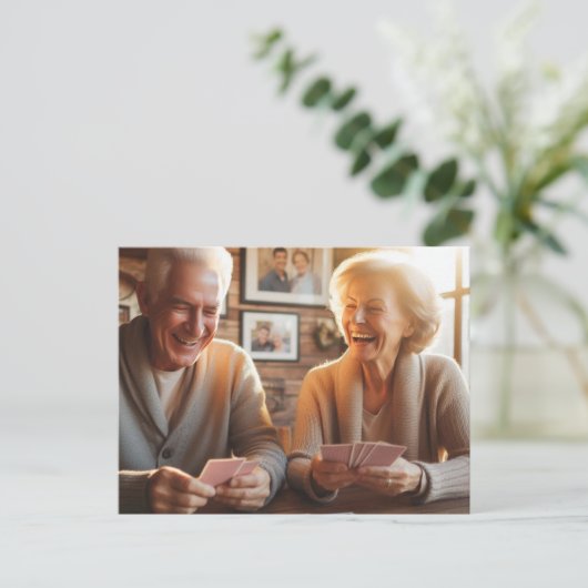 Ouder echtpaar speelt kaarten (Staand voorkant)