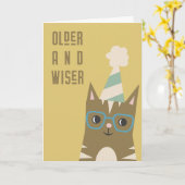 Ouder en wijzer | Grappige kat volwassen verjaarda Kaart (Gele Bloem)
