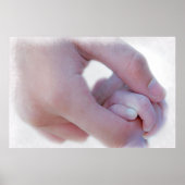 Ouder Holding Baby's Hand Poster (Voorkant)