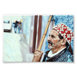 Ouder Man in traditionele kleding met houten Foto Afdruk