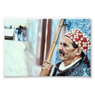 Ouder Man in traditionele kleding met houten Foto Afdruk