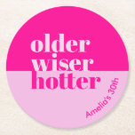 Ouder, wijzer, heter minimaal vet roze verjaardag ronde kartonnen onderzetter<br><div class="desc">Vier in stijl en voeg een vleugje verfijning toe aan uw verjaardagsfeestje voor volwassenen met onze onderzetters voor volwassenen "Ouder, Wijzer, Hotter". Deze prachtig ontworpen papieren borden hebben een minimalistisch, gedurfd roze thema dat elegantie en charme uitstraalt. Het thema "Ouder, Wijzer, Hotter" vat perfect de essentie van het vieren van...</div>