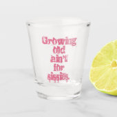 Ouder worden is niet voor Sissies Pink Letters Shot Glas (Voorkant)