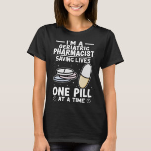 Oudere apotheker redt levens één pil per keer t-shirt