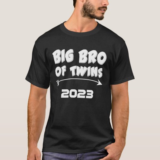 Oudere Broer van Tweeling 2023 Baby Aankondiging J T-shirt (Voorkant)