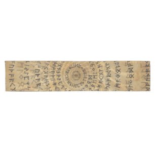 Oudere Futhark Spiral Art over houten textuur Korte Tafelloper