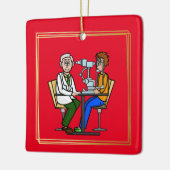 Oudere mannelijke optometrist die het Ornament van (Links)