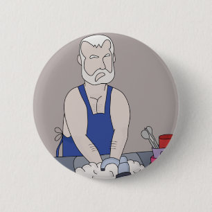 Oudere mannen die de vaat wassen ronde button 5,7 cm