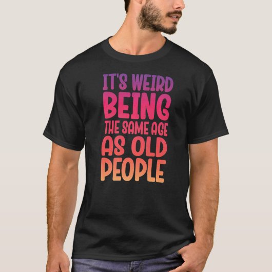 Oudere mensen Het is vreemd dat ze dezelfde leefti T-shirt (Voorkant)