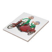 Oudere paar op een brommer met Sidecar Tegeltje (Zijkant)