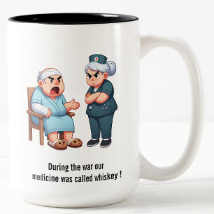 Oudere patiënt schreeuwt tegen een uitgeputte verp tweekleurige koffiemok