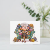 Oudere vrouw breien gelukkig omringd door garen feestdagenkaart (Staand voorkant)