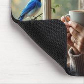 Oudere vrouw die een blauwe vogel bekijkt muismat (Hoek)