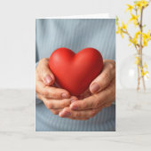 Oudere vrouw die een rood hart vasthoudt kaart (Gele Bloem)