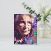 Oudere vrouw in Paars met Briefkaart van Butterfli (Staand voorkant)