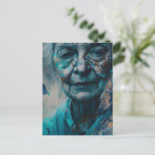 Oudere vrouw met blauw Briefkaart van botervliegen (Staand voorkant)