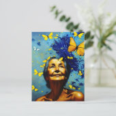 Oudere vrouw met Briefkaart Butterflies (Staand voorkant)
