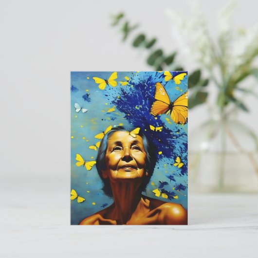 Oudere vrouw met Briefkaart Butterflies (Staand voorkant)