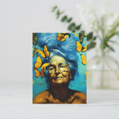 Oudere vrouw met Briefkaart Butterflies (Staand voorkant)