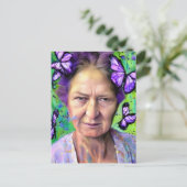 Oudere vrouw met Butterflies groene achtergrond Briefkaart (Staand voorkant)