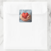 Oudere vrouw met een rood hart vierkante sticker (Tas)
