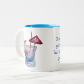 Oudere, wijze prijsopgave met cocktail tweekleurige koffiemok (Voorkant links)