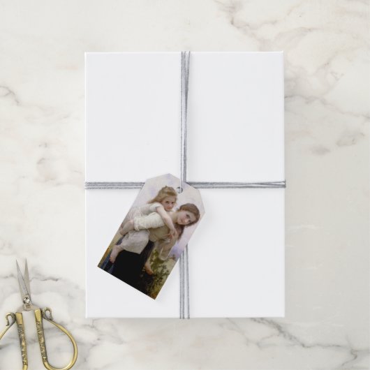 Oudere Zus Giving Jongere Zus Piggyback Ride Cadeaulabel (Met Touw)