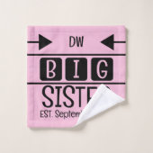 Oudere zus initials est. maand jaar roze washandje (Wasdoekje)