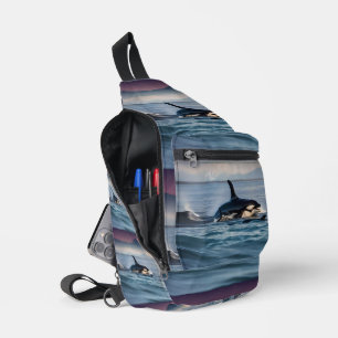 Ouderlijk geluk: mama- en baby-orca's in de oceaan sling bag