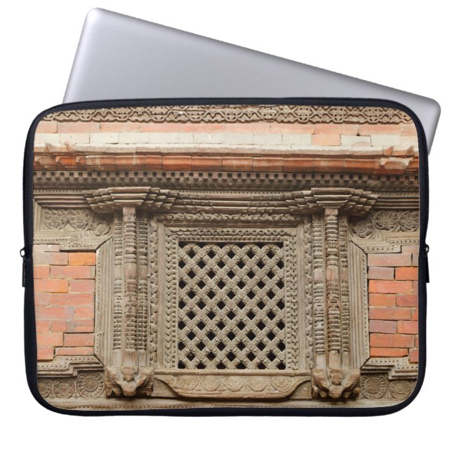 Ouderlijk venster op de Nasal Chowk Courtyard van  Laptop Sleeve (Voorkant)