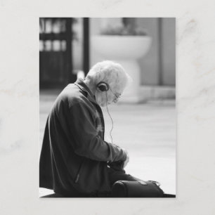 Ouderling man luisteren naar muziek briefkaart