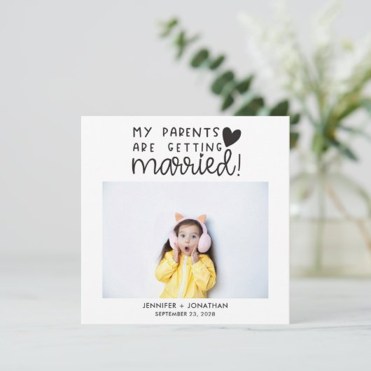 Ouders die een gehuwde kindfoto maken, bewaren de  aankondiging (Staand voorkant)