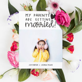 Ouders die een gehuwde kindfoto maken, bewaren de aankondigingskaart