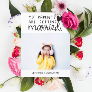 Ouders die een gehuwde kindfoto maken, bewaren de  aankondigingskaart