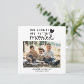 Ouders die gehuwde kinderen krijgen foto-opslagdat aankondiging (Staand voorkant)