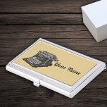 Ouderwets Zwart Typewriter Tekening Tan Visitekaarthouder<br><div class="desc">Dit zilverkleurige visitekaartjes hoesje is geelbruin met een zwarte tekening van een  ouderwetse typemachine. Pas jouw namen aan met de sjabloon.</div>