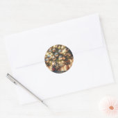 Ouderwetse gouden kersttrein onder de boom ronde sticker (Envelop)