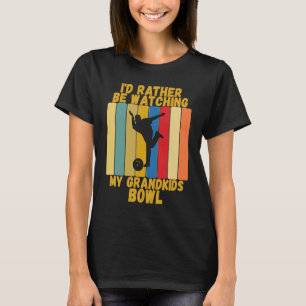 Ouderwetse grootouders kijken liever naar hun klei t-shirt