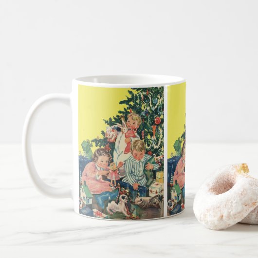 Ouderwetse kerstochtend, kinderen die cadeaus open koffiemok (Met donut)