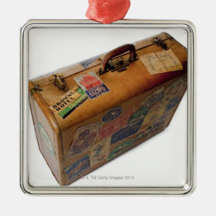 ouderwetse koffer met reissticker metalen ornament