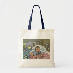 Ouderwetse schattige baby speelt in ledikantje, ki tote bag
