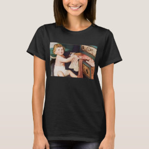 Ouderwetse schattige peuter speelt met kledingkast t-shirt