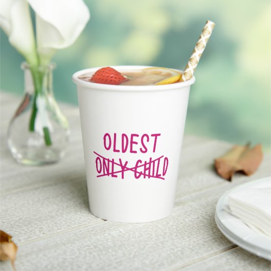 Oudste met alleen uitgesneden kind papieren bekers (Insitu)